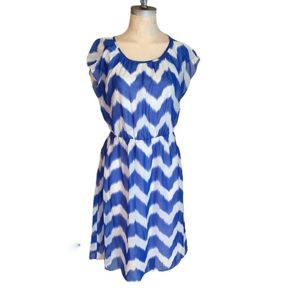 AGB Dresses & Skirts - AGB Dress Size 6 Blue White Chevron Print